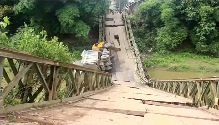 রাঙামাটিতে বেইলি ব্রিজ ভেঙ্গে ট্রাক খালে, আহত ২