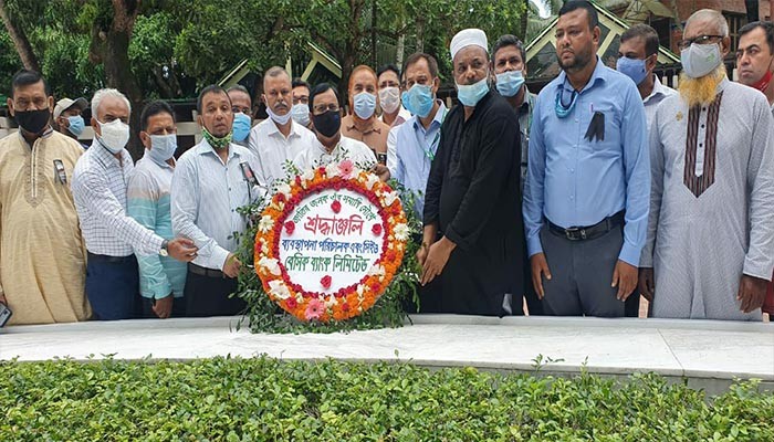 টুঙ্গিপাড়ায় বঙ্গবন্ধুর সমাধিতে বেসিক ব্যাংক এমডি’র শ্রদ্ধা
