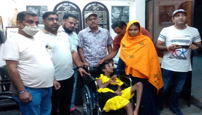 জামালপুরে প্রতিবন্ধী শিশুকে হুইল চেয়ার প্রদান