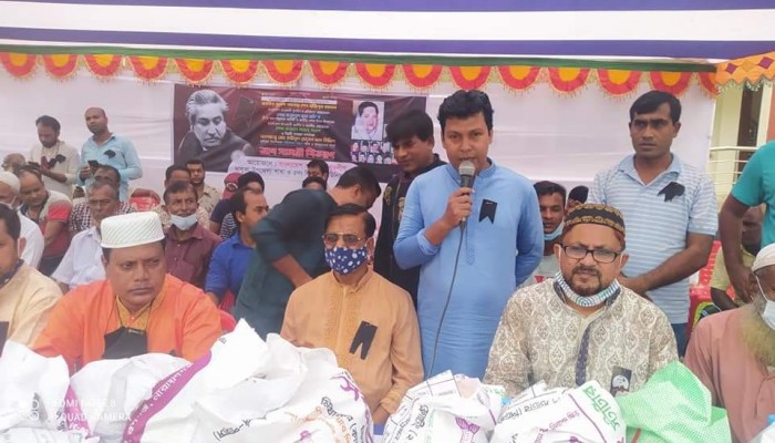 ভালুকায় যুবলীগের উদ্যোগে শোকাবহ আগষ্ট উপলক্ষ্যে ত্রাণ বিতরণ।