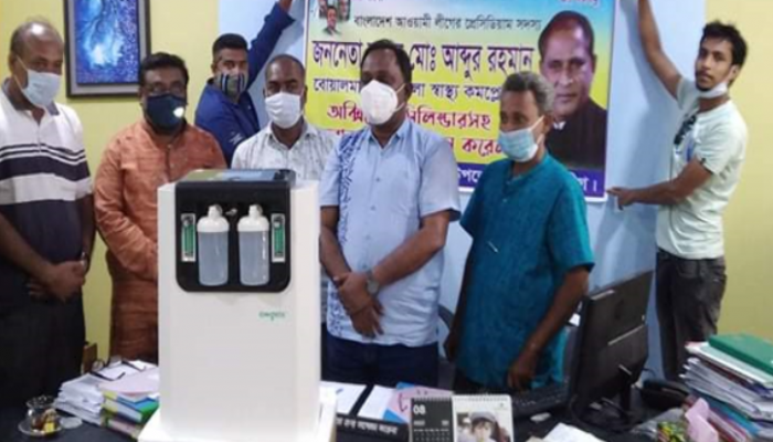ফরিদপুরে অক্সিজেন সিলিন্ডার প্রদান