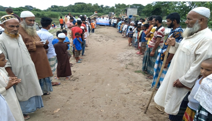 সেতু নির্মাণ বন্ধ থাকায় দুর্ভোগ, স্থানীয়দের মানববন্ধন
