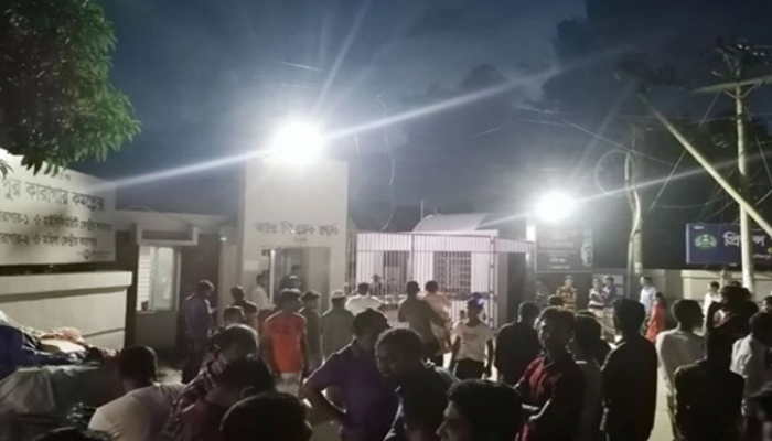 পরীমণিকে দেখতে কাশিমপুর কারা ফটকে মানুষের ভিড়