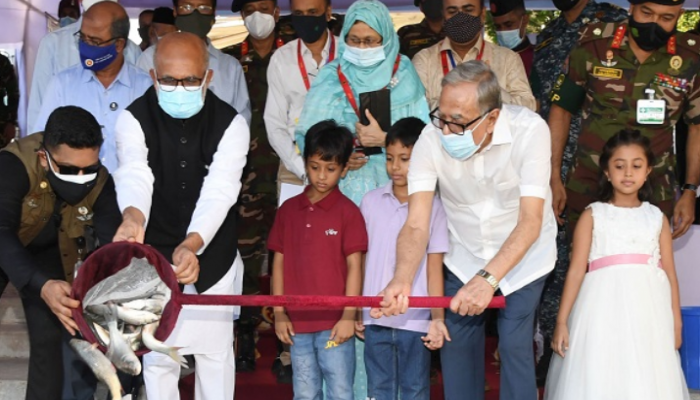 বঙ্গভবনের পুকুরে মাছের পোনা ছাড়লেন রাষ্ট্রপতি