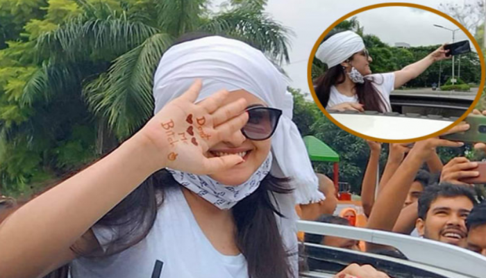 মুক্তি পেয়ে উচ্ছ্বাস পরীমণির, হাতের তালুর 'লেখা' নিয়ে কৌতুহল