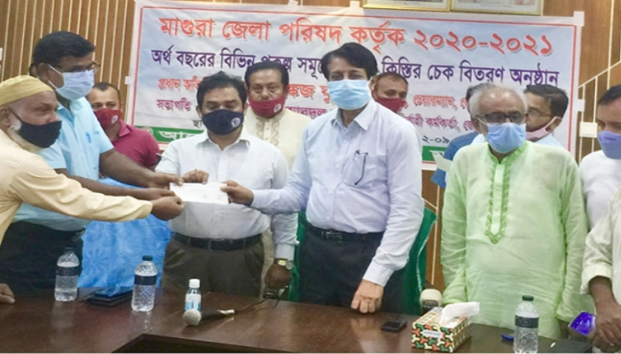 মাগুরা জেলা পরিষদের উদ্যোগে অনুদানের চেক বিতরণ