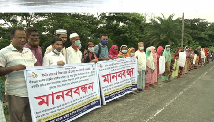 সুগন্ধা নদীতে ড্রেজিংয়ে ক্ষতিগ্রস্তদের পুনর্বাসনের দাবিতে মানববন্ধন