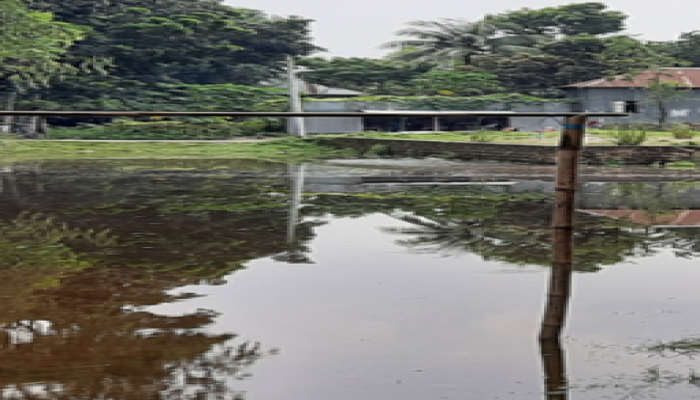 বিদ্যালয়ের মাঠে পানি নিয়ে আতঙ্কিত অভিভাবকরা