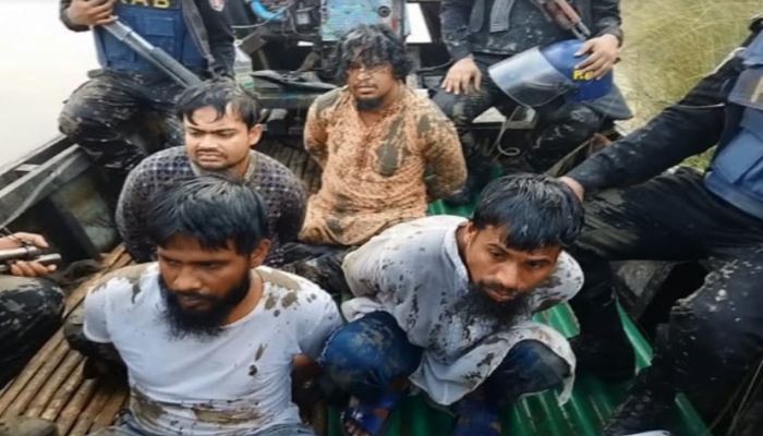 র‍্যাবের সঙ্গে বন্দুকযুদ্ধে ৪ জঙ্গি আটক, বিভিন্ন প্রতিষ্ঠানে ছিল ডাকাতির পরিকল্পনা