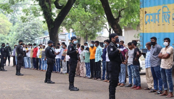 কেরানীগঞ্জে বিআরটিএ-পাসপোর্ট অফিসে একযোগে অভিযান : আটক ৫১