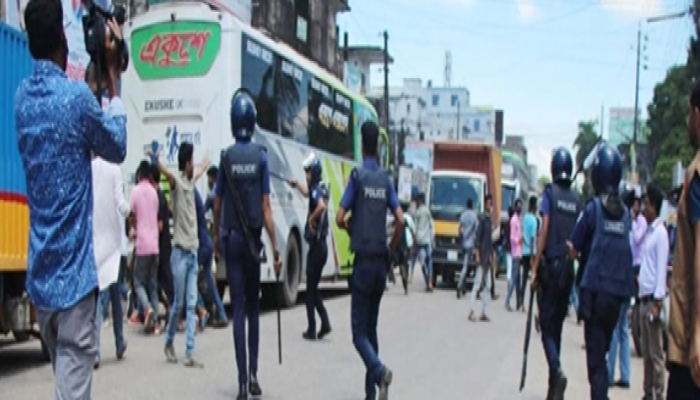 ১৪৪ ধারা ভঙ্গ করে এমপি একরামের সমর্থনে মিছিলে লাঠিচার্জ, আটক ১১
