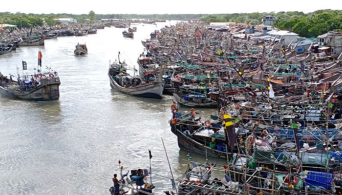 উত্তাল সাগর, ট্রলার নিয়ে ঘাটে ফিরেছে জেলেরা