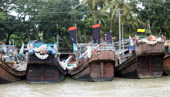 বঙ্গোপসাগর উত্তাল, নিরাপদ আশ্রয়ে শত-শত ফিশিং ট্রলার
