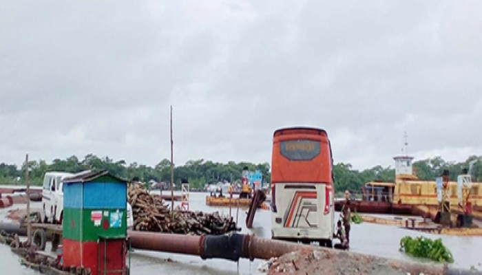 গলাচিপায় ফেরির গ্যাংওয়ে তলিয়ে যাওয়ায় সড়ক যোগাযোগ বিচ্ছিন্ন