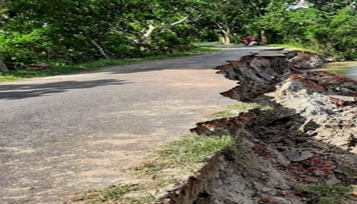 মাদারীপুরে নদীগর্ভে বিলীন সড়ক, যোগাযোগ বিচ্ছিন্ন হওয়ার শঙ্কা