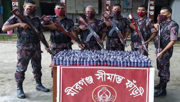 রাজশাহীতে বিজিবি’র অভিযানে ১৪৮৫ বোতল ফেনসিডিল জব্দ