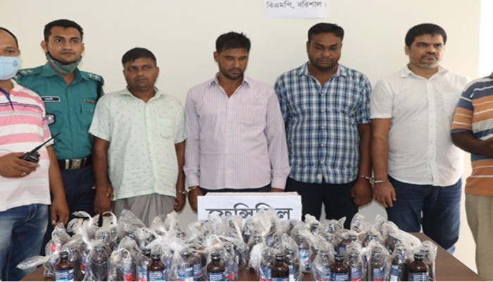 প্রাইভেটকারের তেলের ট্যাংকিতে ফেনসিডিল, আটক ৪