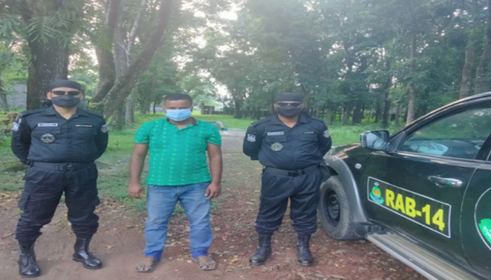 বাজিতপুরে ১২ বোতল বিদেশি মদসহ যুবক গ্রেফতার