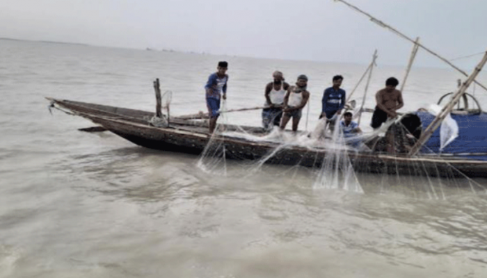 চাঁদপুরের পদ্মা-মেঘনায় ইলিশের দেখা নেই