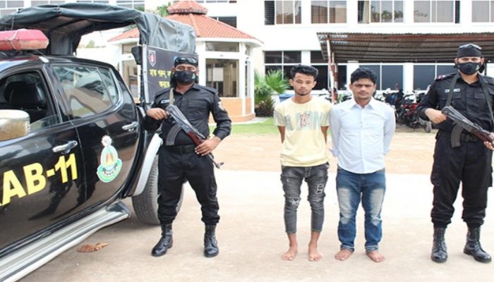 জুতার ভেতর ইয়াবা পাচারকালে গ্রেফতার ২
