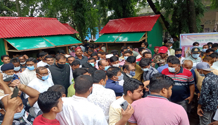 কালিয়াকৈরে ভিক্ষুক পুনর্বাসনের উপকরণ বিতরণ