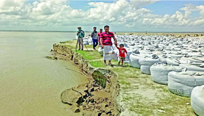 নদীভাঙনে দিশাহারা মানুষ কমছে বেশির ভাগ নদ-নদীর পানি