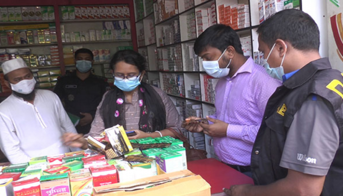 বরিশালে ফার্মেসিতে ভ্রাম্যমাণ আদালতের অভিযান