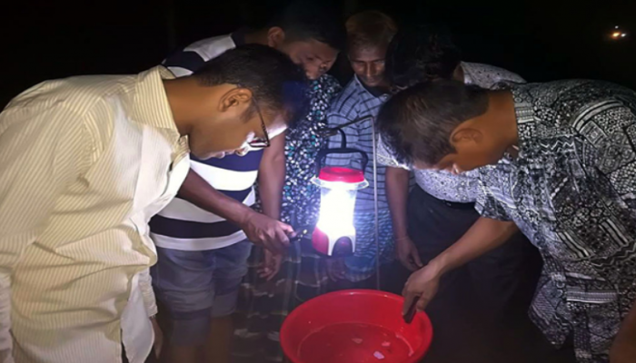 দিনাজপুরে ক্ষেতে বাড়ছে 'আলোক ফাঁদে'র ব্যবহার