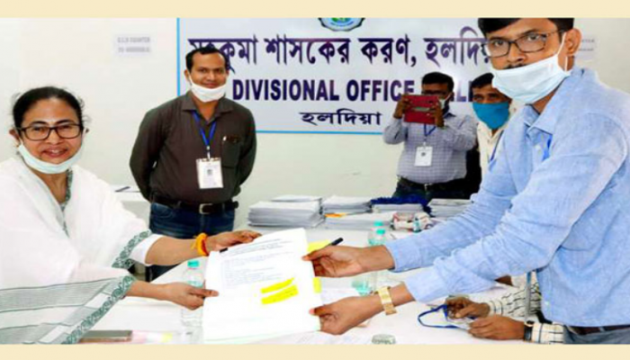 ভবানীপুর কেন্দ্রে মনোনয়ন পেশ মমতার, বিজেপির প্রার্থী প্রিয়াঙ্কা