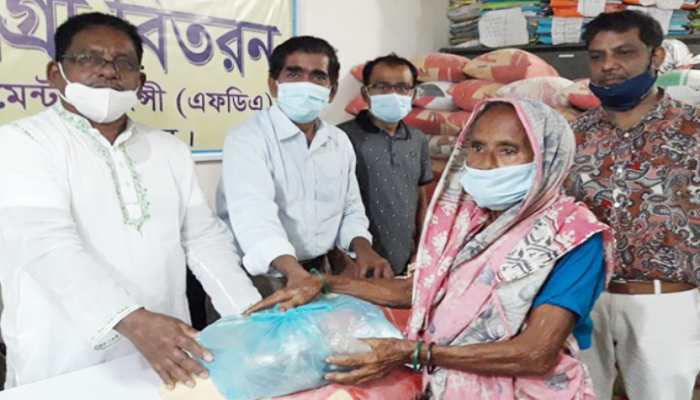 ফরিদপুরে চরাঞ্চলের দরিদ্রদের মাঝে খাদ্য সামগ্রী বিতরণ