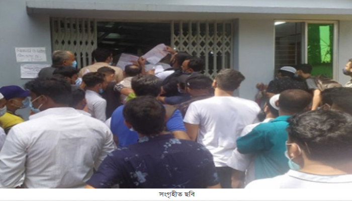 টিকা নিতে না পেরে ঢাকা মেডিকেলের সামনে প্রবাসীদের বিক্ষোভ