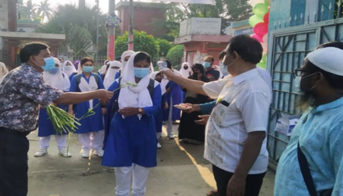মেহেরপুরে ফুল দিয়ে শিক্ষার্থীদের বরণ