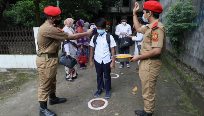 শ্রেণিকক্ষে ফিরেছে শিক্ষার্থীরা, প্রাণোচ্ছল শিক্ষাঙ্গন