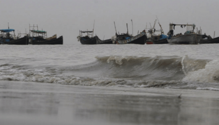 লঘুচাপ: সমুদ্রবন্দরে তিন নম্বর সতর্ক সংকেত