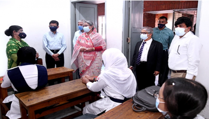 চকলেট-ফুল দিয়ে শিক্ষার্থীদের স্বাগত