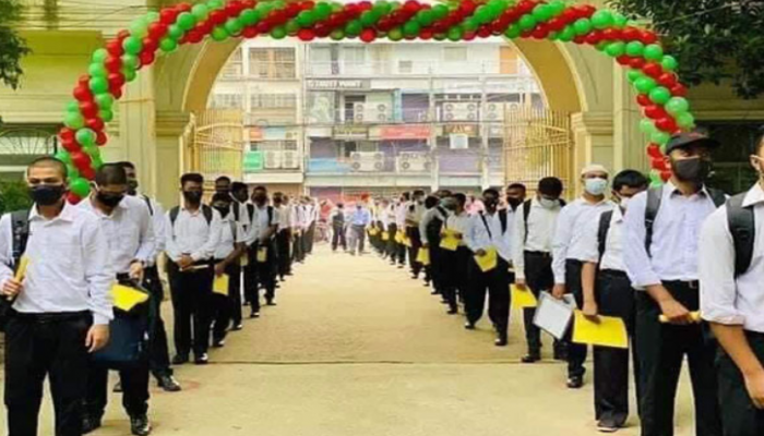 ঢাকা কলেজে ফুল দিয়ে বরণ করে নেওয়া হলো শিক্ষার্থীদের