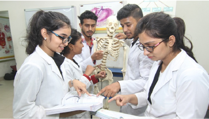 মেডিকেল কলেজে সশরীরে ক্লাস শুরু