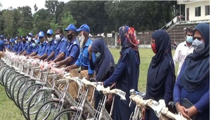 পঞ্চগড়ে গ্রাম পুলিশদের মাঝে সাইকেল বিতরণ