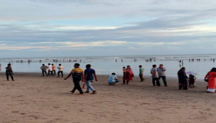 ৩নং স্থানীয় সতর্ক সংকেত সাগর উত্তাল, হতাশ কক্সবাজার বেড়াতে যাওয়া পর্যটকরা