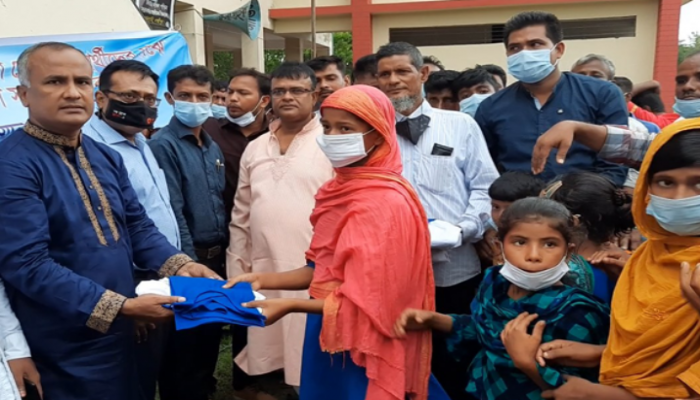 ঝরে পড়া রোধে শিক্ষার্থীদের মাঝে স্কুল পোশাক বিতরণ