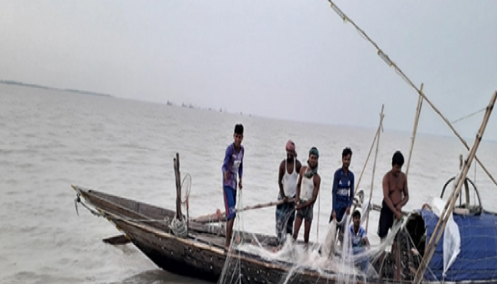 ভরা মৌসুমেও পদ্মা-মেঘনায় দেখা নেই ইলিশের
