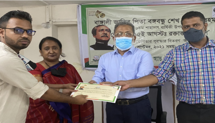 শোক দিবস উপলক্ষে রচনা প্রতিযোগিতায় বিজয়ীদের পুরস্কৃত করলো ইউসেট