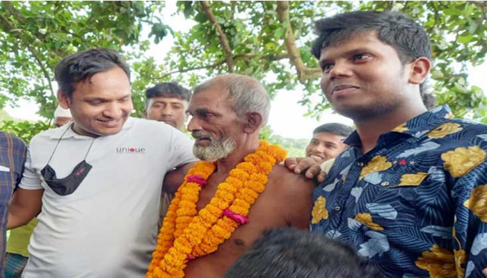 সাঁতরে ১৫ কিলোমিটার পাড়ি দিলেন রায়পুরার শহিদুল্লাহ