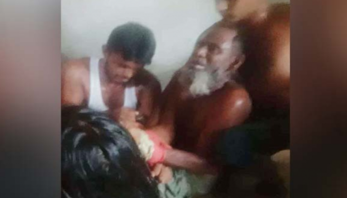 সম্পত্তি হাতিয়ে নিতে বৃদ্ধকে পাগল সাজানোর অভিযোগ