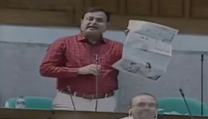 সবাই রাজনীতি করলে ঘর সামলাবে কে: সংসদে মোশারফ হোসেন