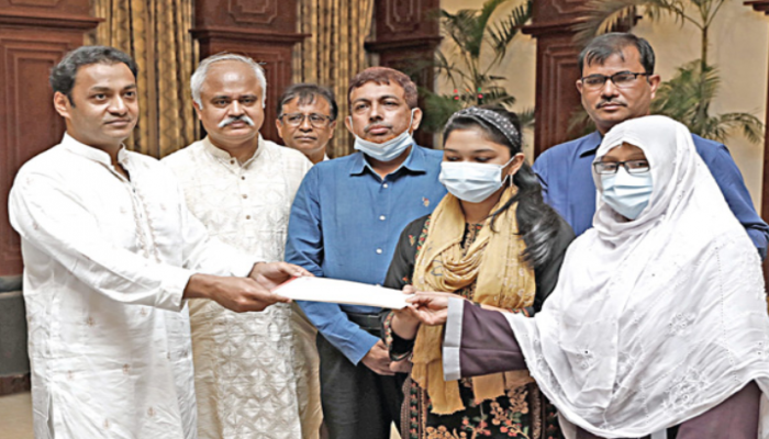 প্রয়াত সাংবাদিক দিদারের পরিবারের পাশে বসুন্ধরা গ্রুপ