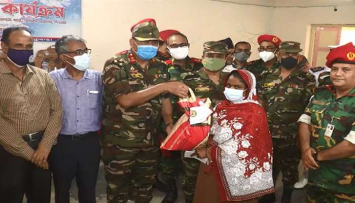 বরিশালে বিএনসিসির উদ্যোগে ত্রাণ ও করোনা সুরক্ষা সামগ্রী বিতরণ
