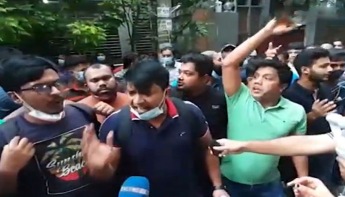 গ্রেফতারের খবরে ইভ্যালি কার্যালয়ে গ্রাহকদের ভিড়
