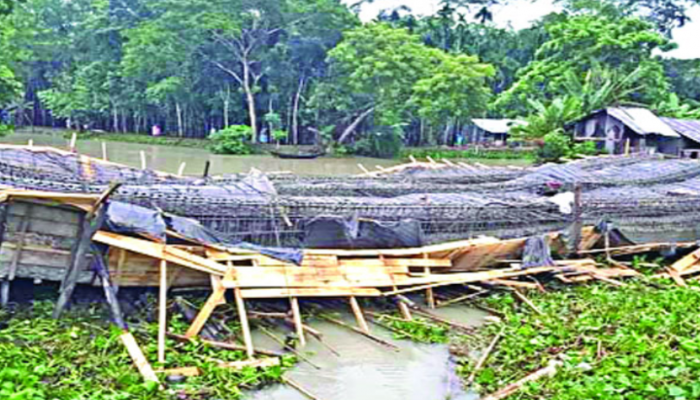 ঢালাইয়ের সময় ধসে পড়ল এলজিইডির ব্রিজ, আহত ২