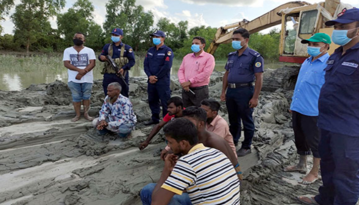 নদীর তীর থেকে মাটি কাটার দায়ে ৩ ব্যবসায়ীকে দণ্ড